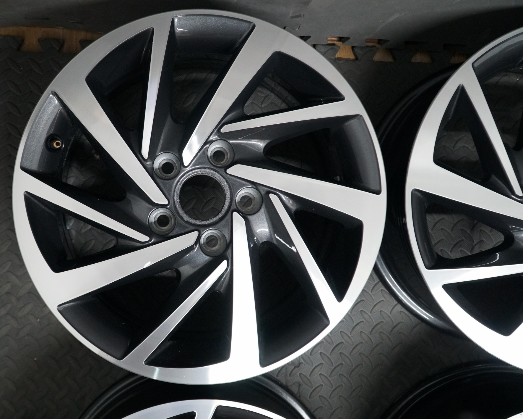 VW Golf MKVII MK7 – Woodstock 5G0601025DM – OEM Alloy Wheels