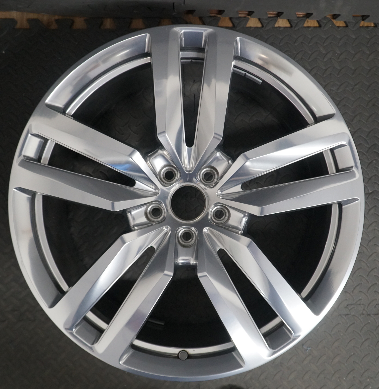 VW Phaeton – Megara 3D0601025AS – OEM Alloy Wheels