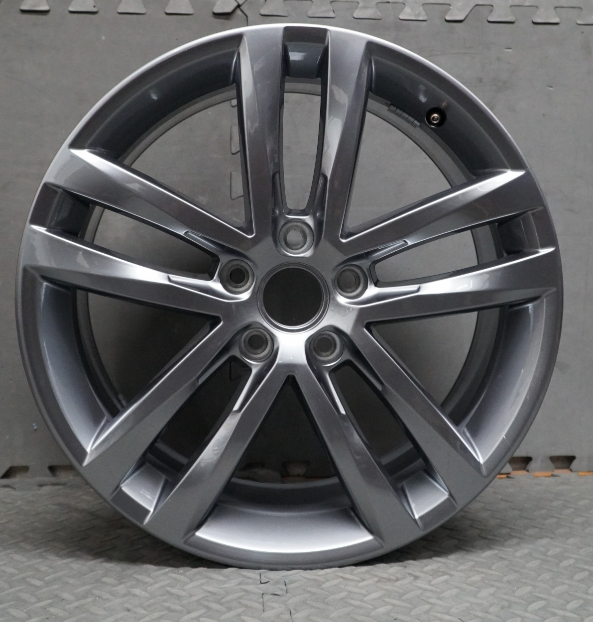 VW Golf MK6 / MK7 – Salvador 5G0601025AF | OEM Alloy Wheels