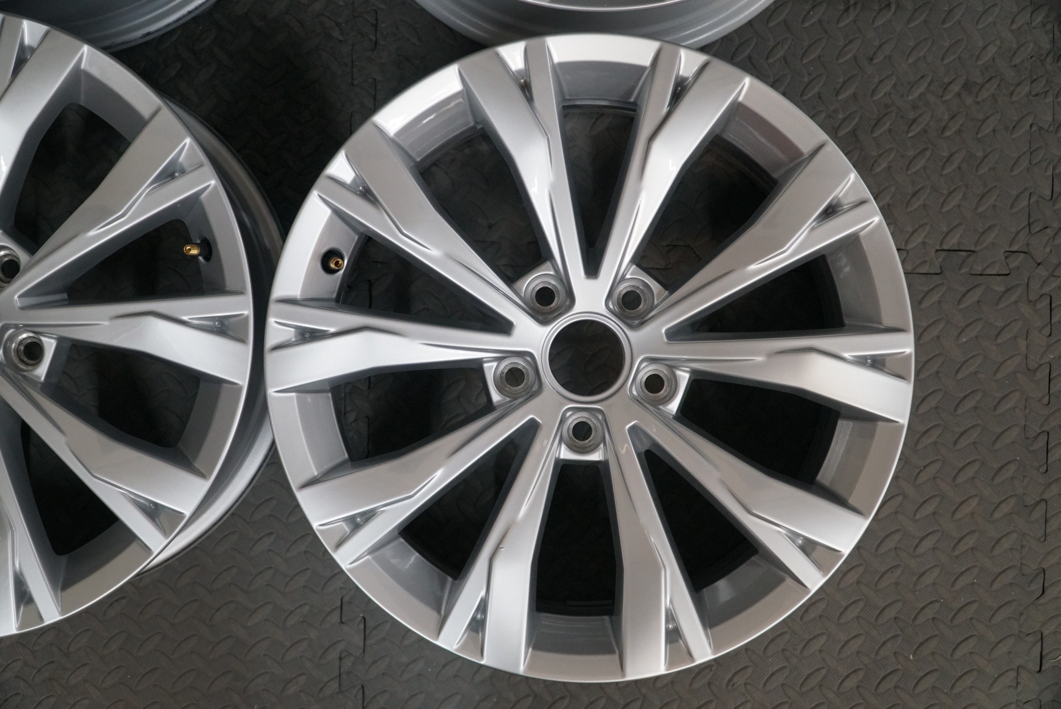 VW Tiguan – Montana 5NA601025 – Set – OEM Alloy Wheels