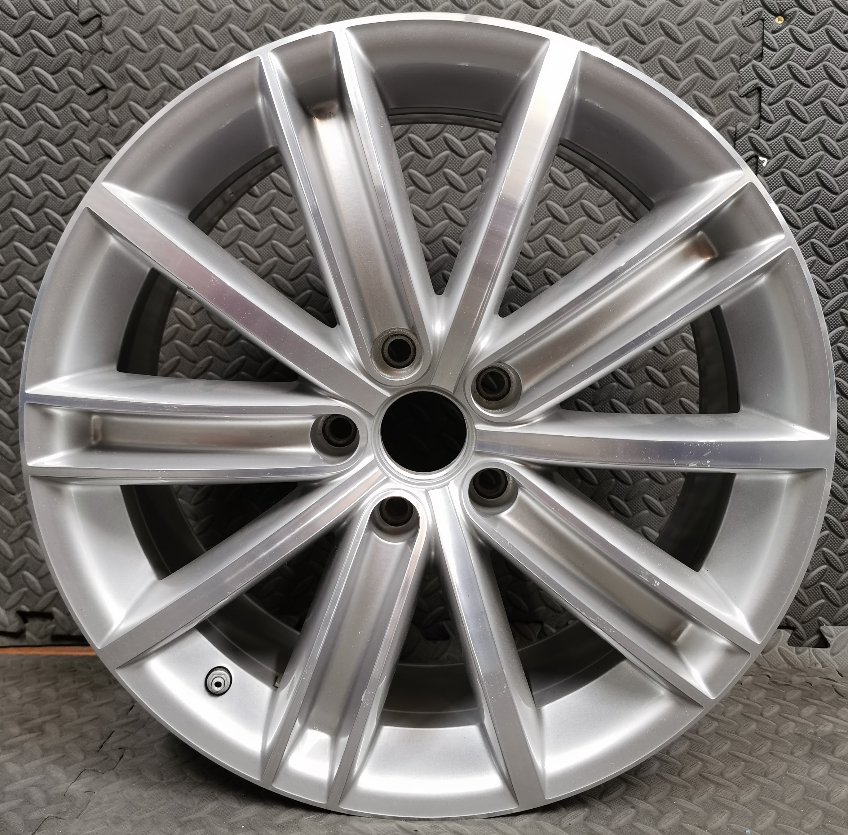 VW Tiguan - New York 5N0601025AF | OEM Alloy Wheels