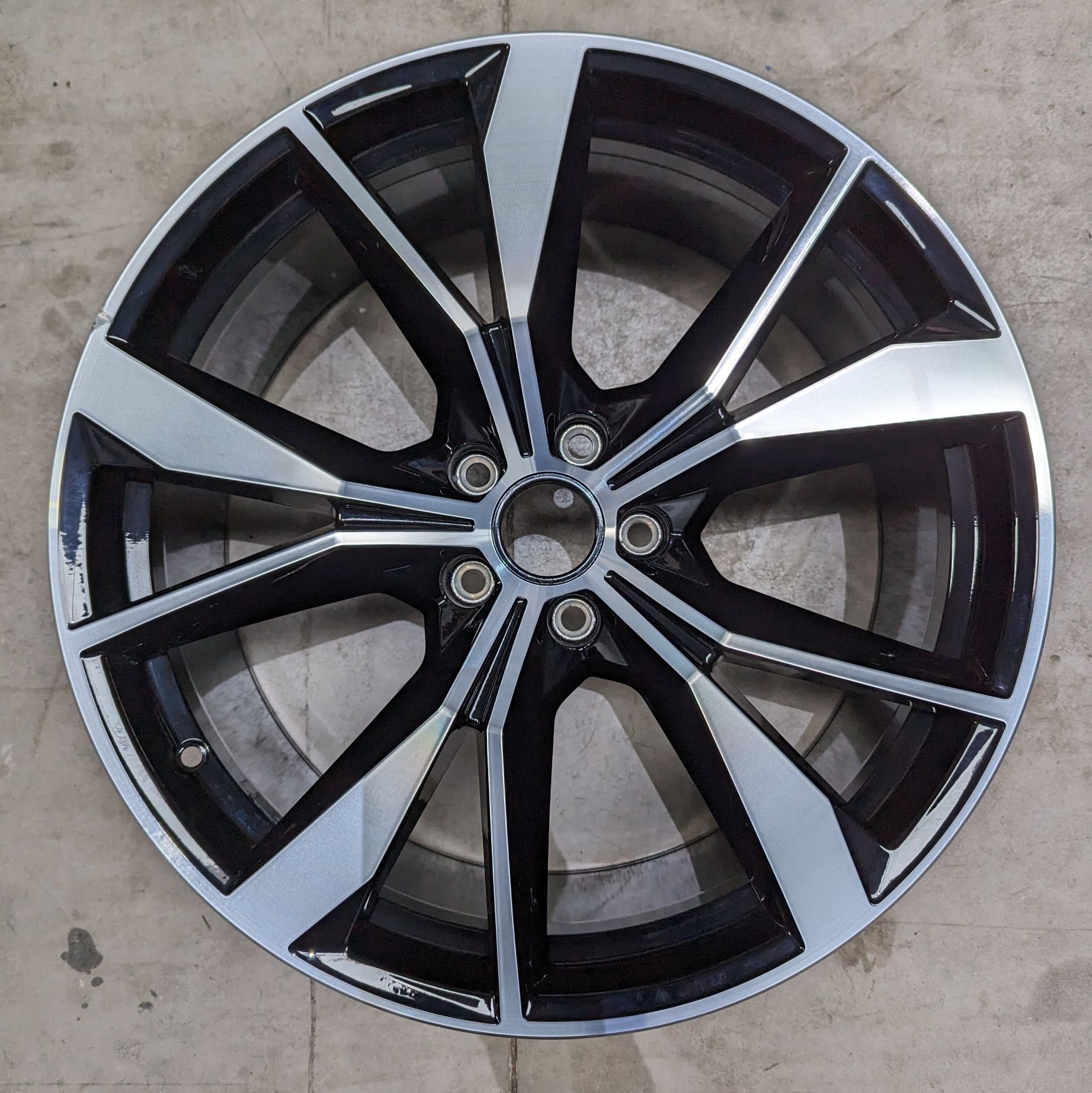 VW Tiguan R Line – Misano 5NA601025AH – OEM Alloy Wheels