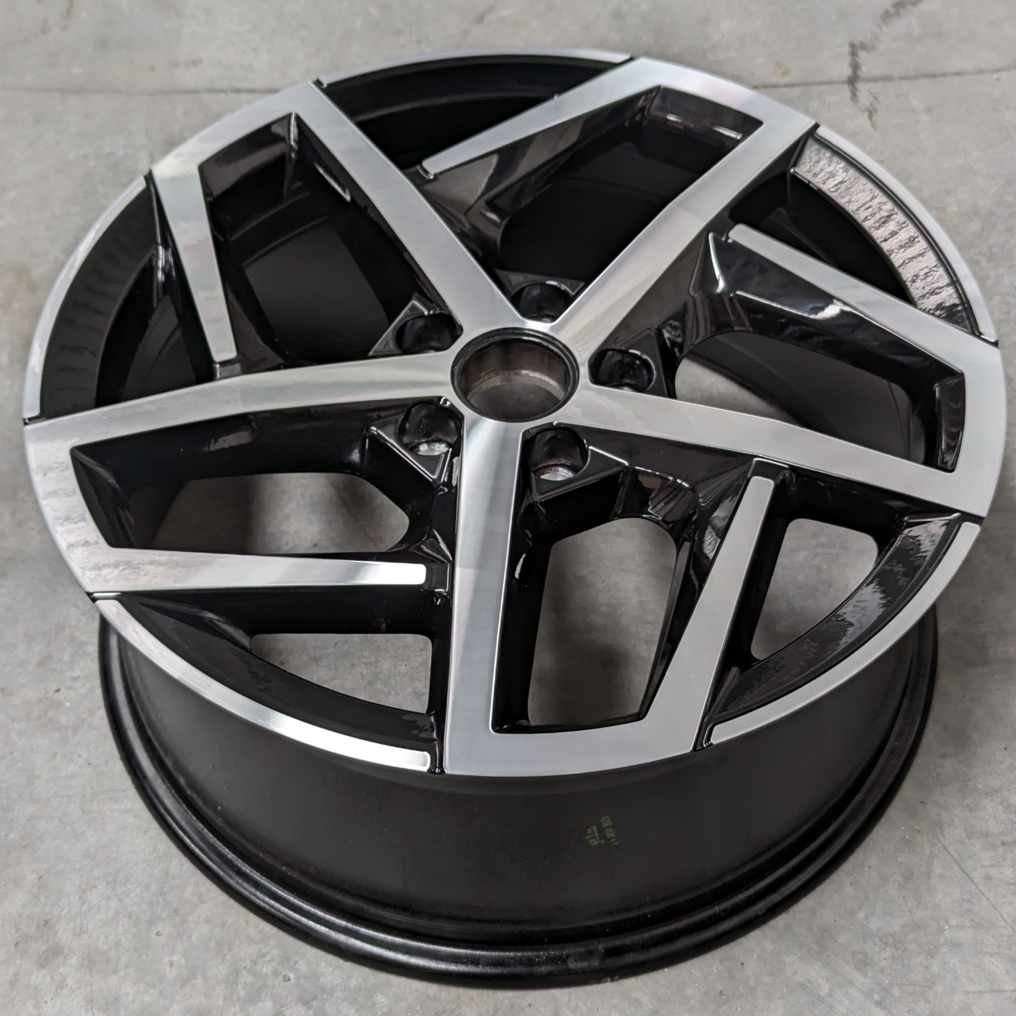 VW Golf MK8 – Dallas 5H0601025G | OEM Alloy Wheels